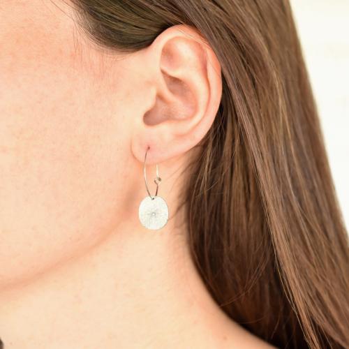 Boucles d'oreilles ZAG argentées Créoles médaille brossée et Strass