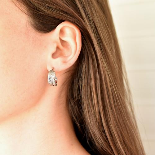 Boucles d'oreilles ZAG argentées Créoles plume enroulée